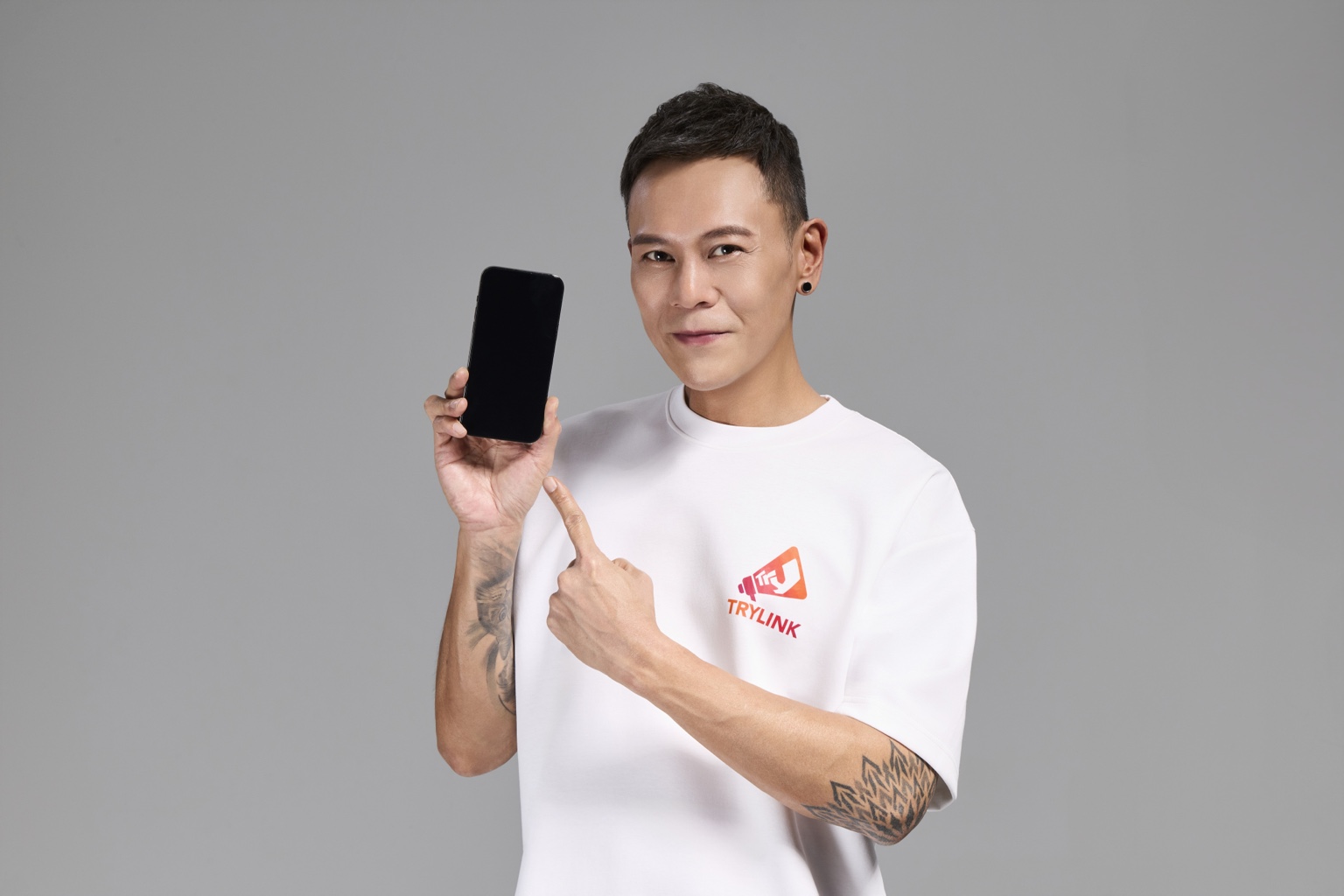 Eric Li Tin Cheung holding TRYLINK phone